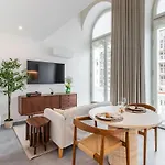 Iconic White Loft - Avenida