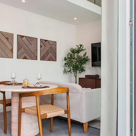 Апартаменты Iconic White Loft - Avenida Авейру