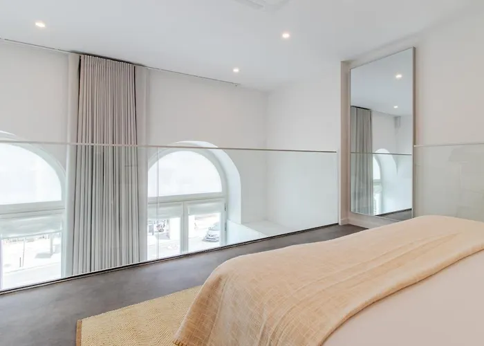 Iconic White Loft - Avenida Apartment